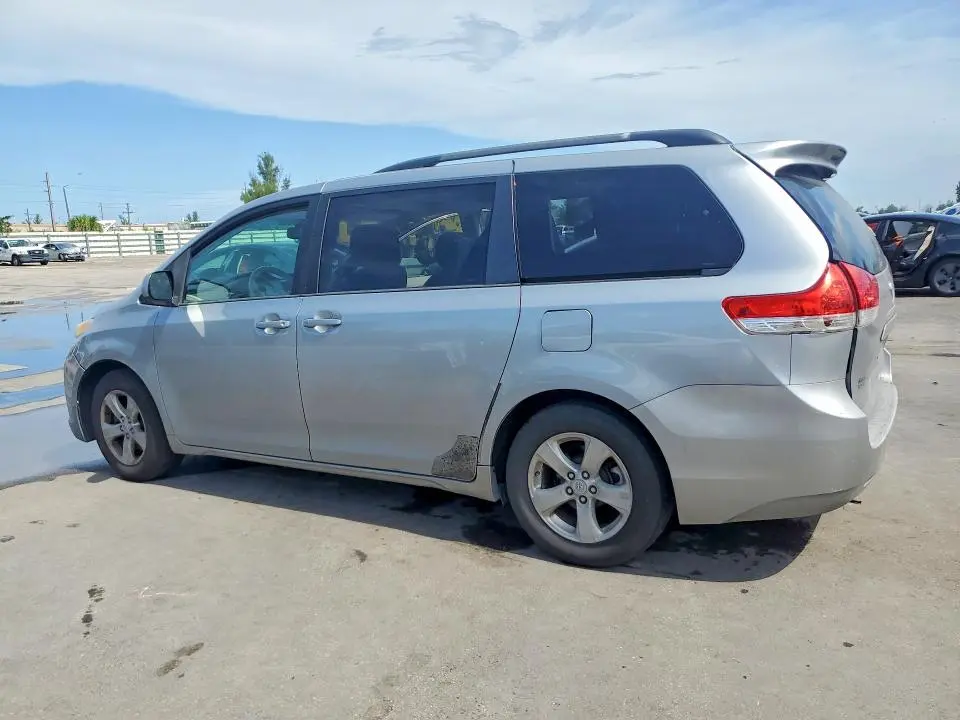 2014 TOYOTA SIENNA LE  