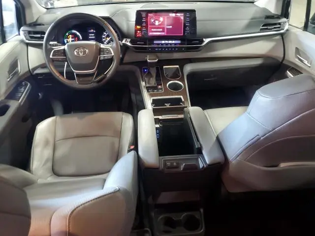 2023 TOYOTA SIENNA XLE  