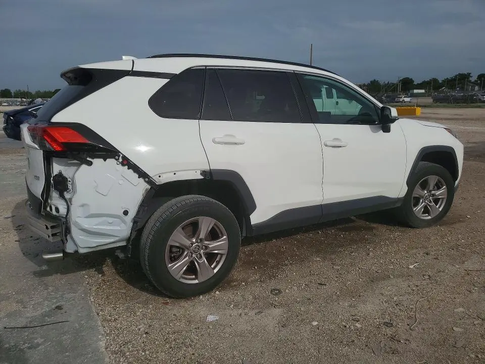 2022 TOYOTA RAV4 XLE  
