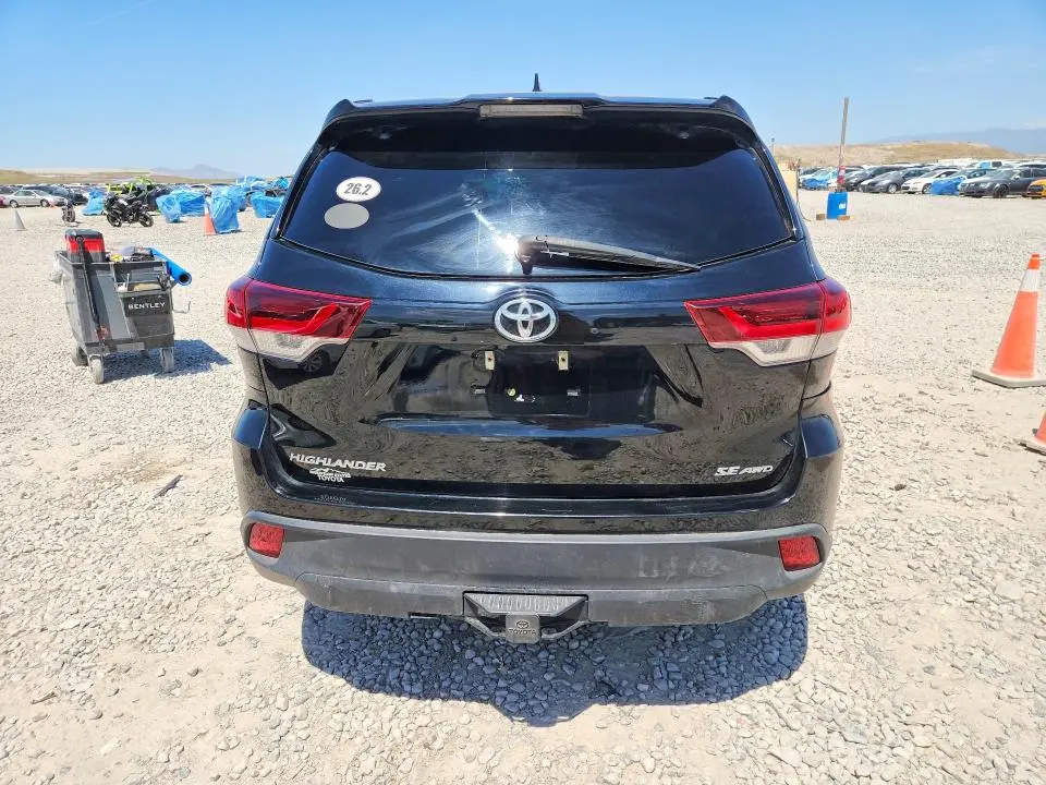 2019 TOYOTA HIGHLANDER SE  