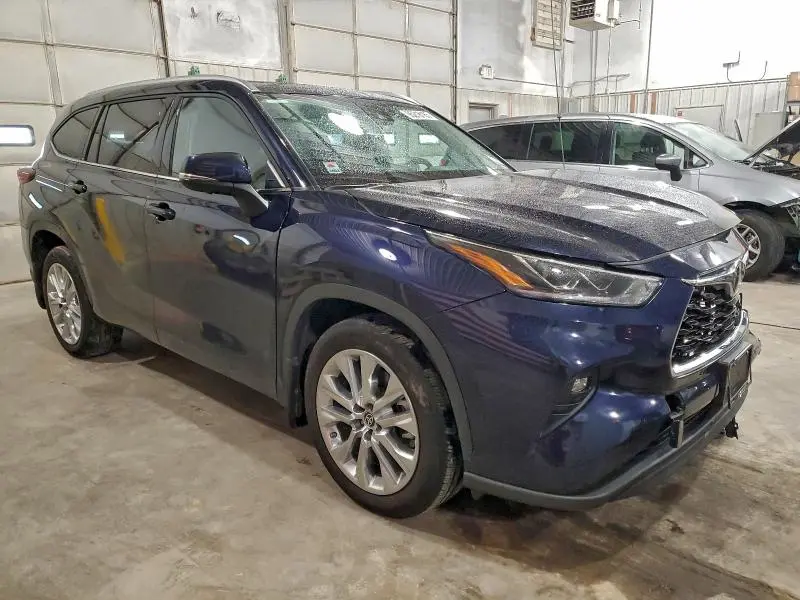 2024 TOYOTA HIGHLANDER LE  