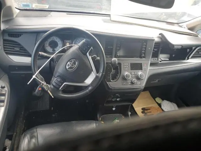 2018 TOYOTA SIENNA SE  