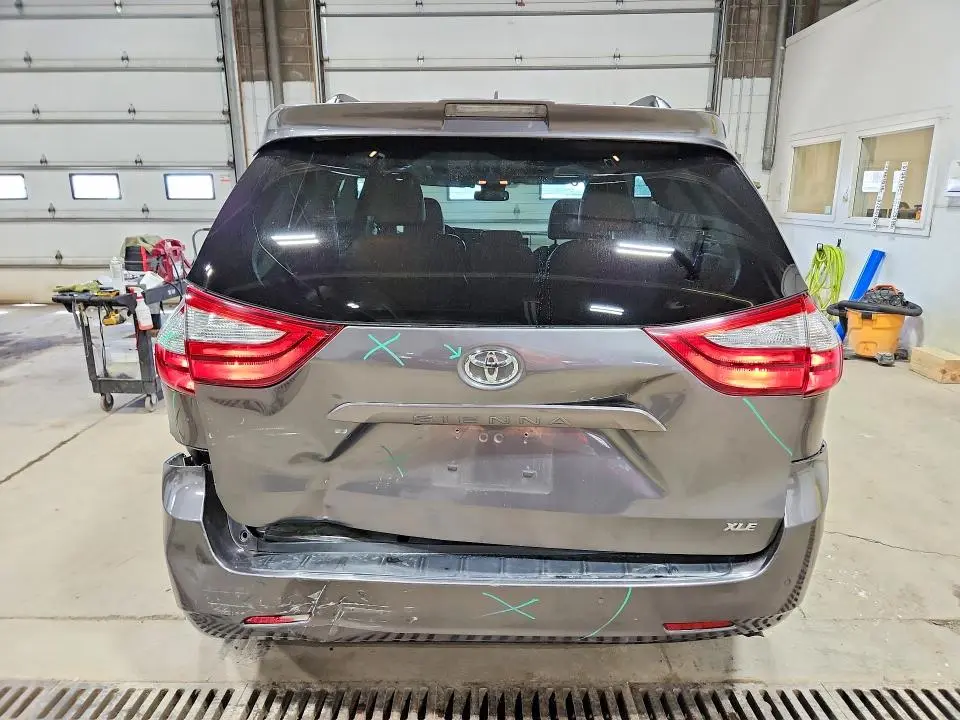 2018 TOYOTA SIENNA XLE 8-PASSENGER  