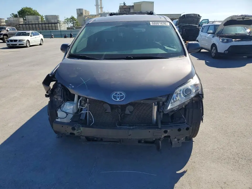 2015 TOYOTA SIENNA LE  
