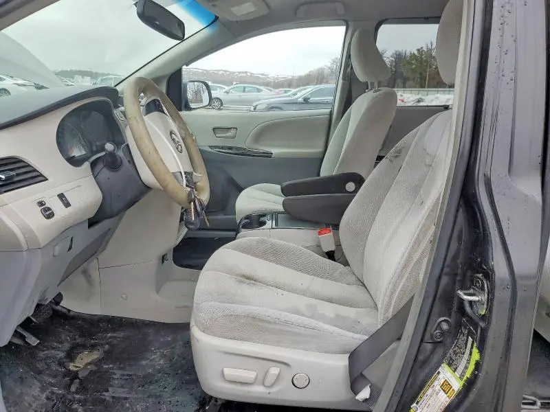 2013 TOYOTA SIENNA LE 8-PASSENGER  