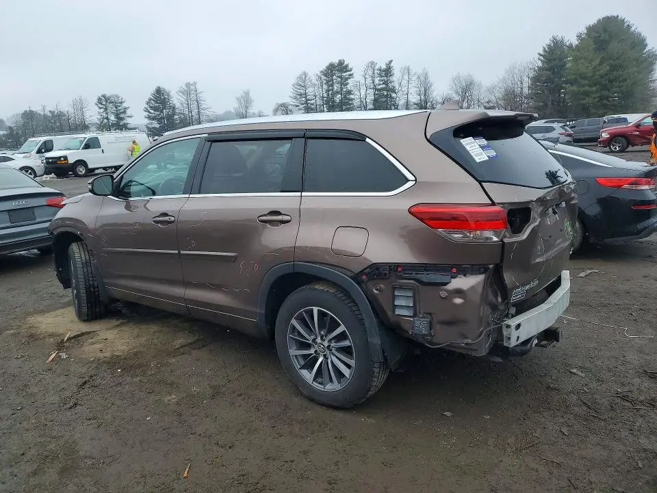 2017 TOYOTA HIGHLANDER SE  