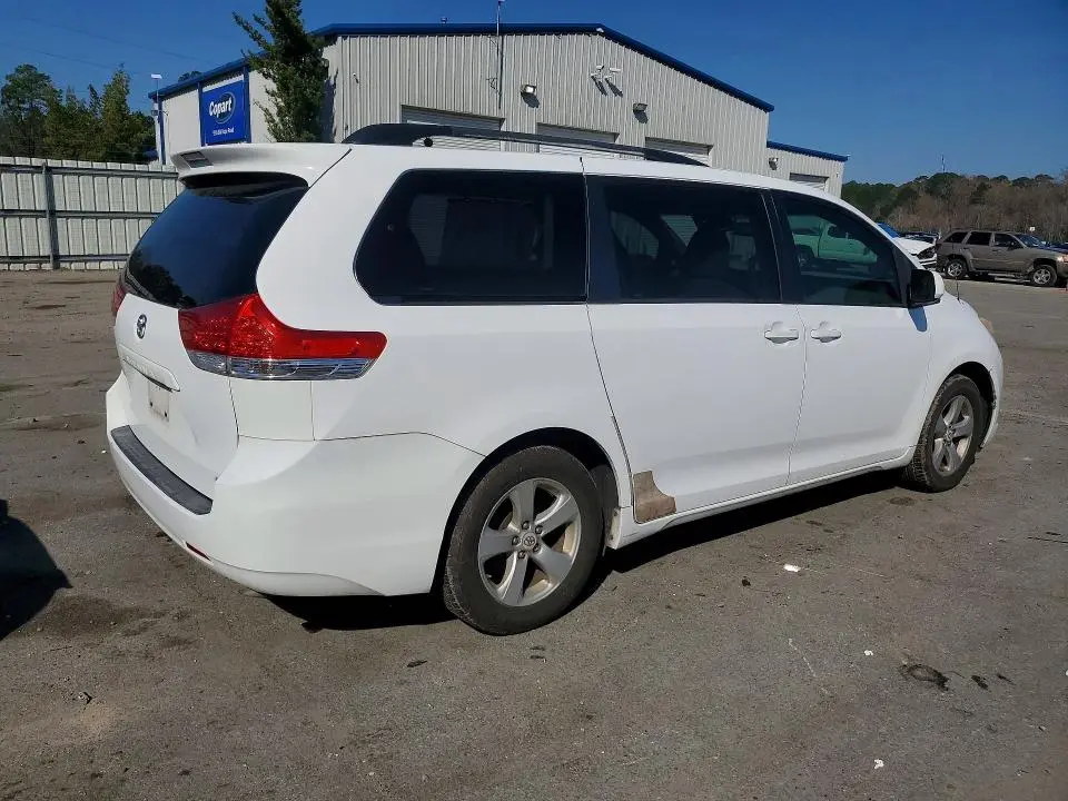 2011 TOYOTA SIENNA LE 8-PASSENGER  