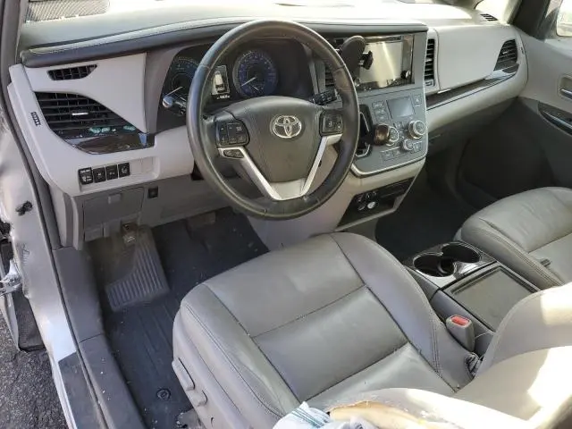 2017 TOYOTA SIENNA XLE  