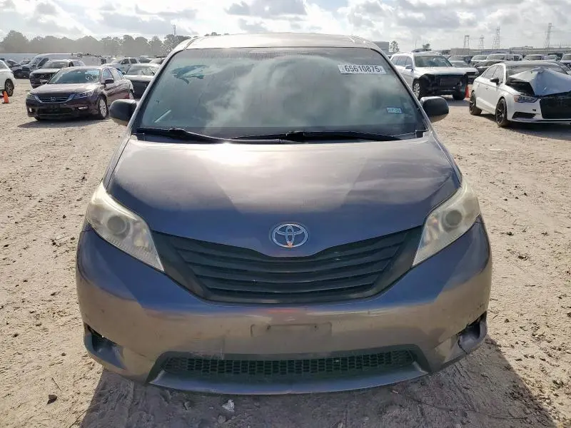 2017 TOYOTA SIENNA   