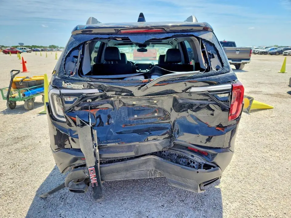 2022 GMC ACADIA SLT  