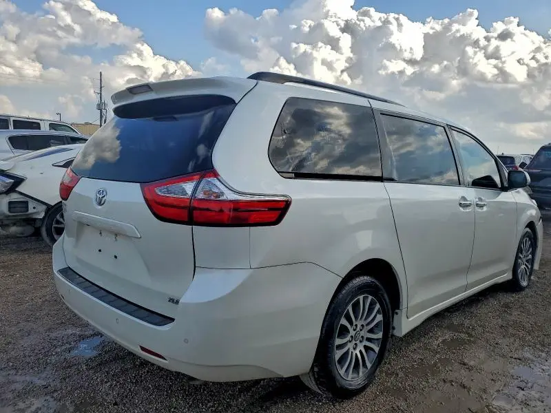 2018 TOYOTA SIENNA XLE  