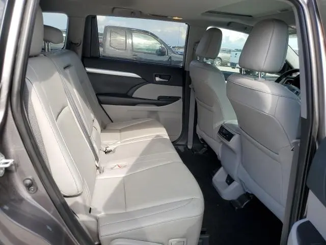 2019 TOYOTA HIGHLANDER SE  