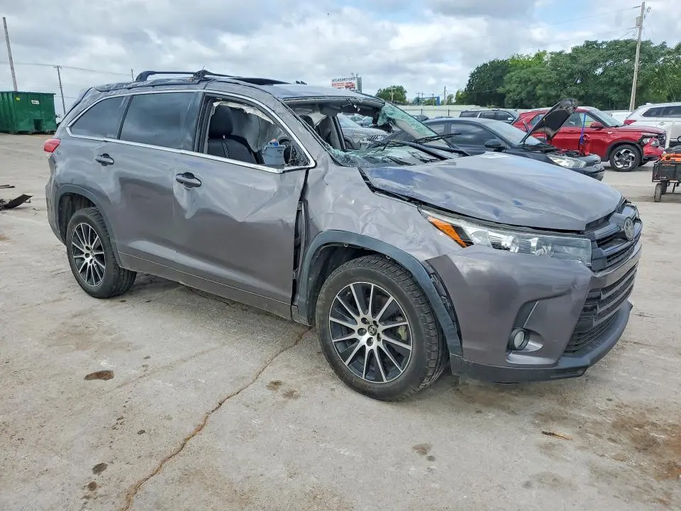 2018 TOYOTA HIGHLANDER SE  