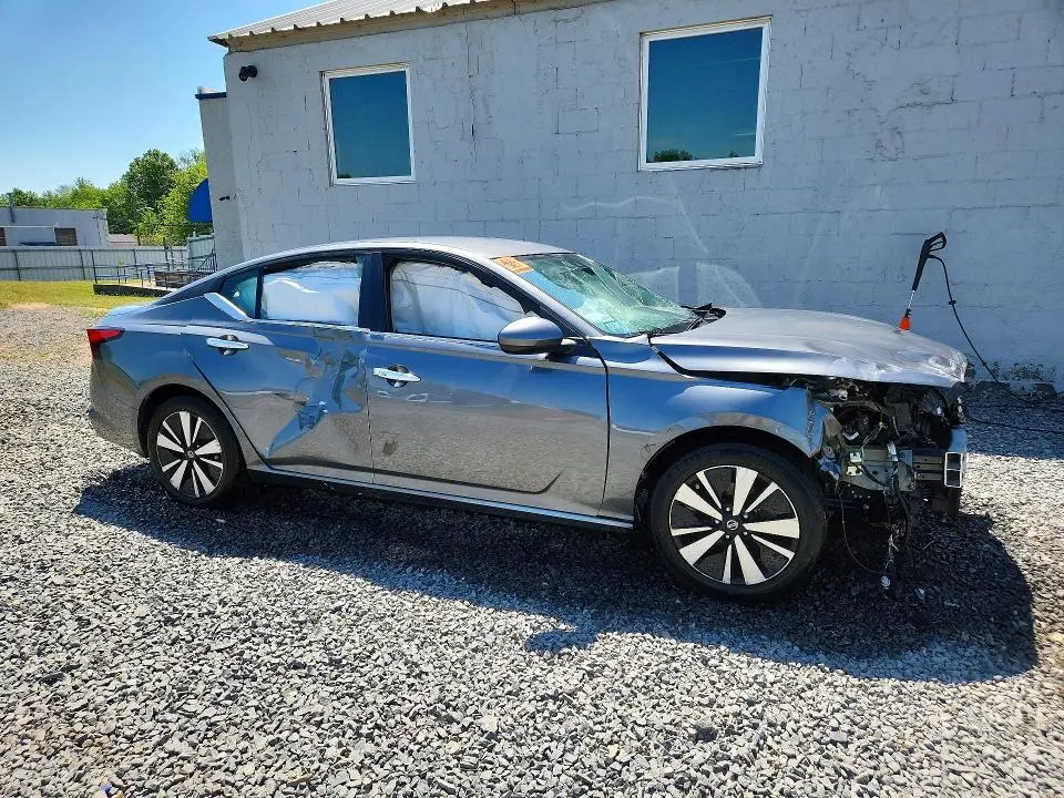 2022 NISSAN ALTIMA SV  