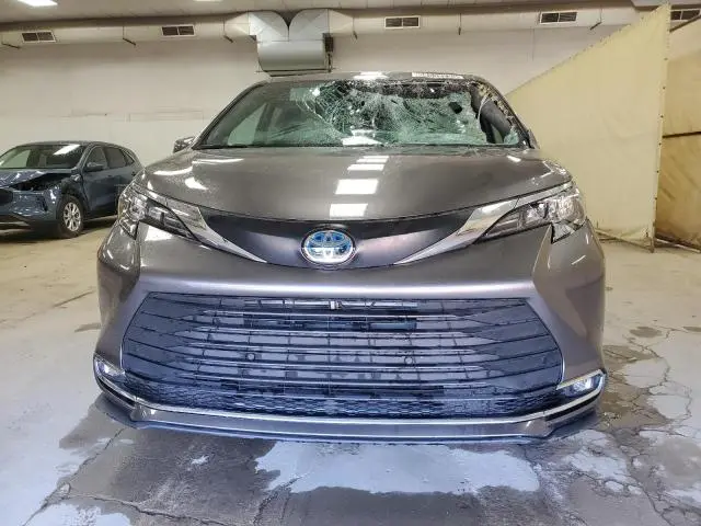 2024 TOYOTA SIENNA XLE