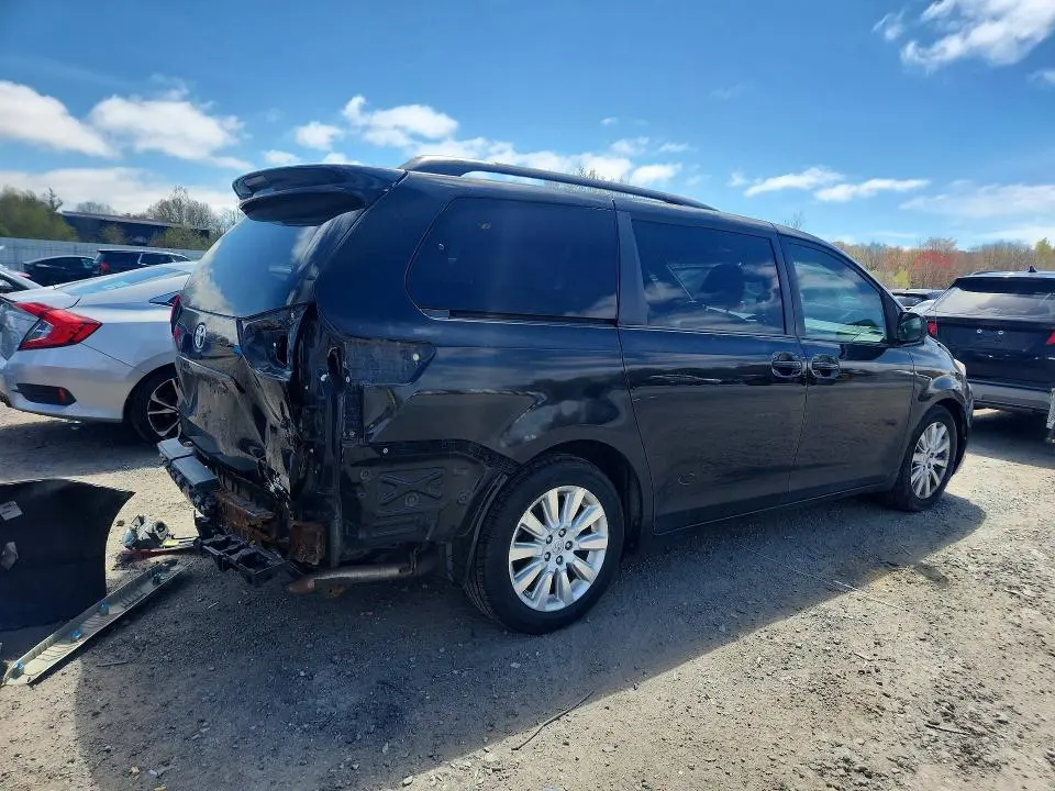 2013 TOYOTA SIENNA LE  