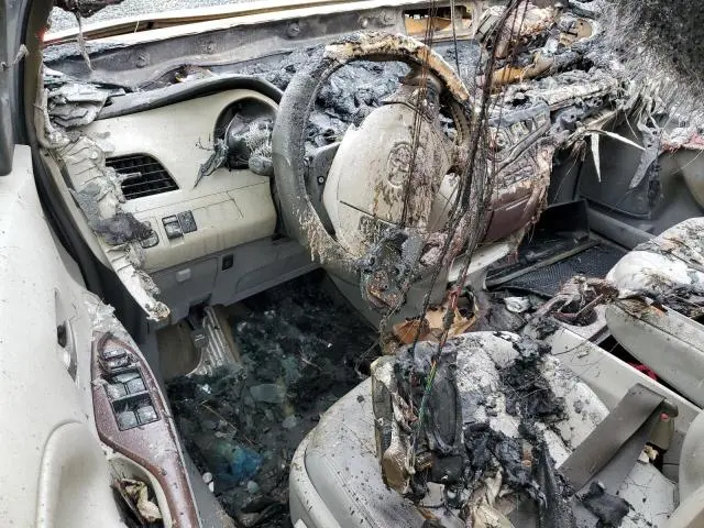 2013 TOYOTA SIENNA XLE
