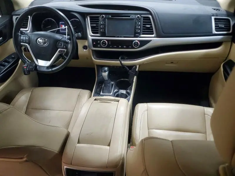 2017 TOYOTA HIGHLANDER SE  