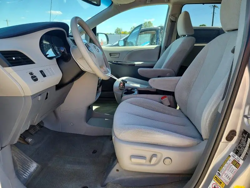 2013 TOYOTA SIENNA LE  
