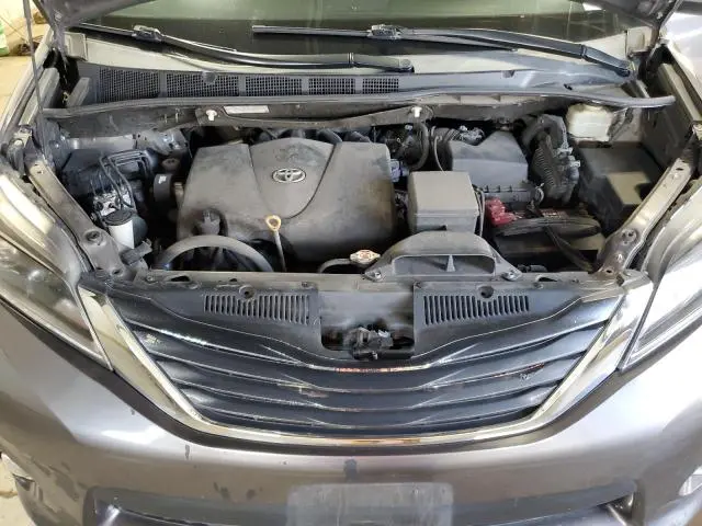 2017 TOYOTA SIENNA SE  