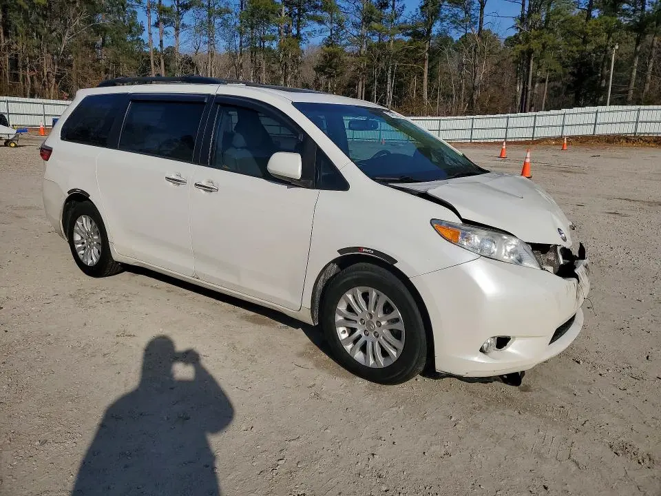 2017 TOYOTA SIENNA XLE  
