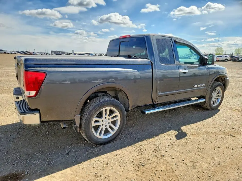 2011 NISSAN TITAN SV  
