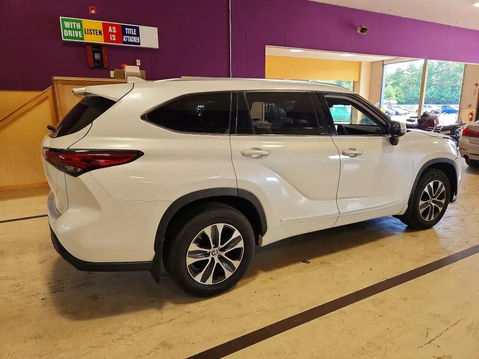 2021 TOYOTA HIGHLANDER XLE  
