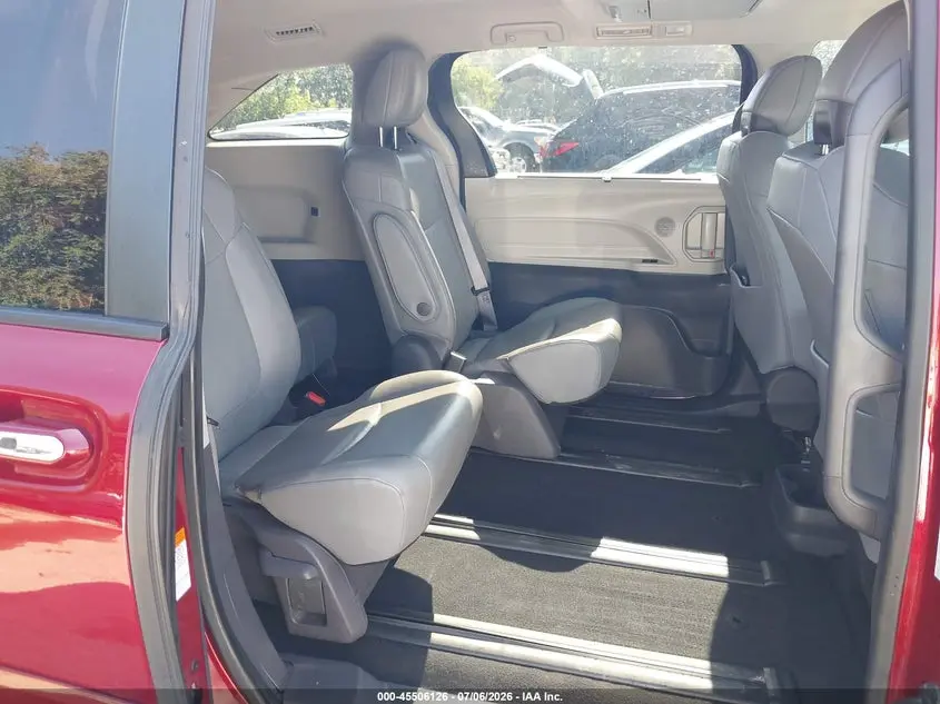 2021 TOYOTA SIENNA XLE