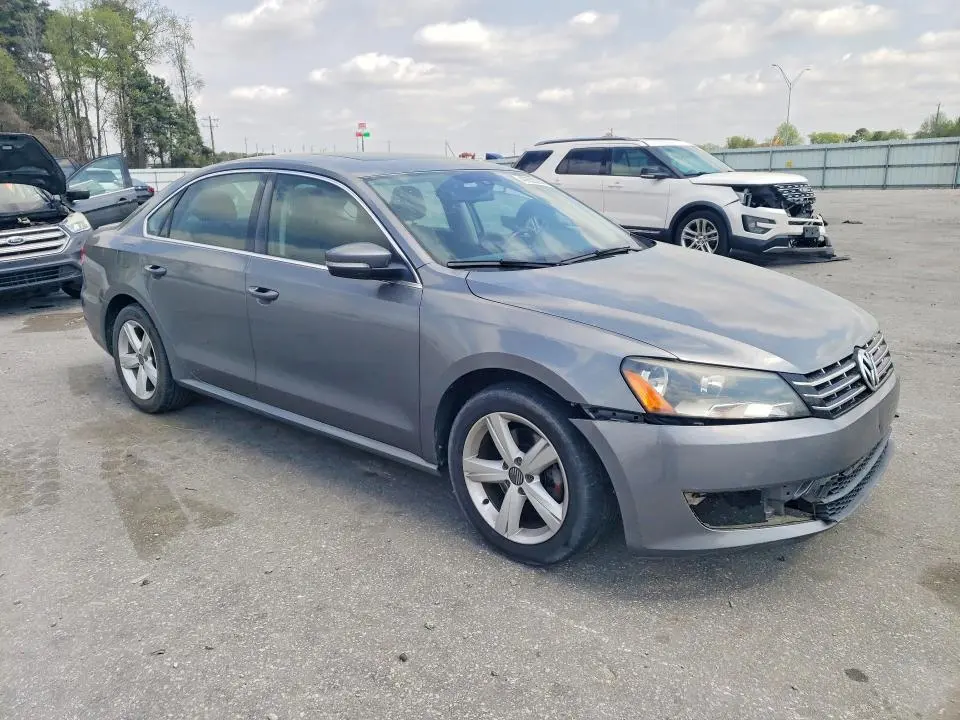 2013 VOLKSWAGEN PASSAT SE  
