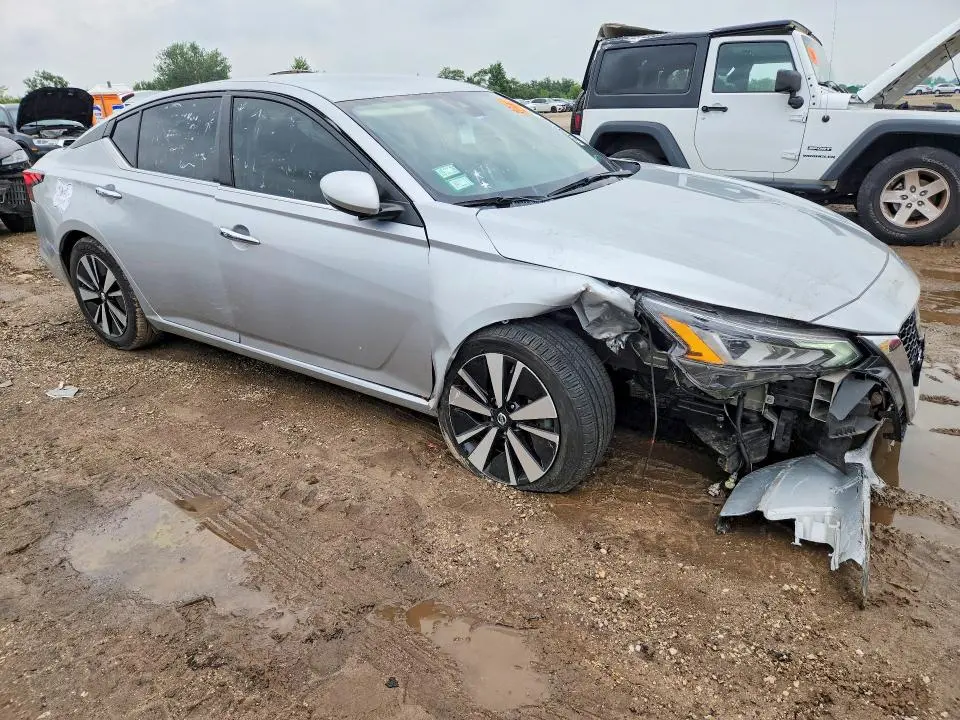 2022 NISSAN ALTIMA SV  