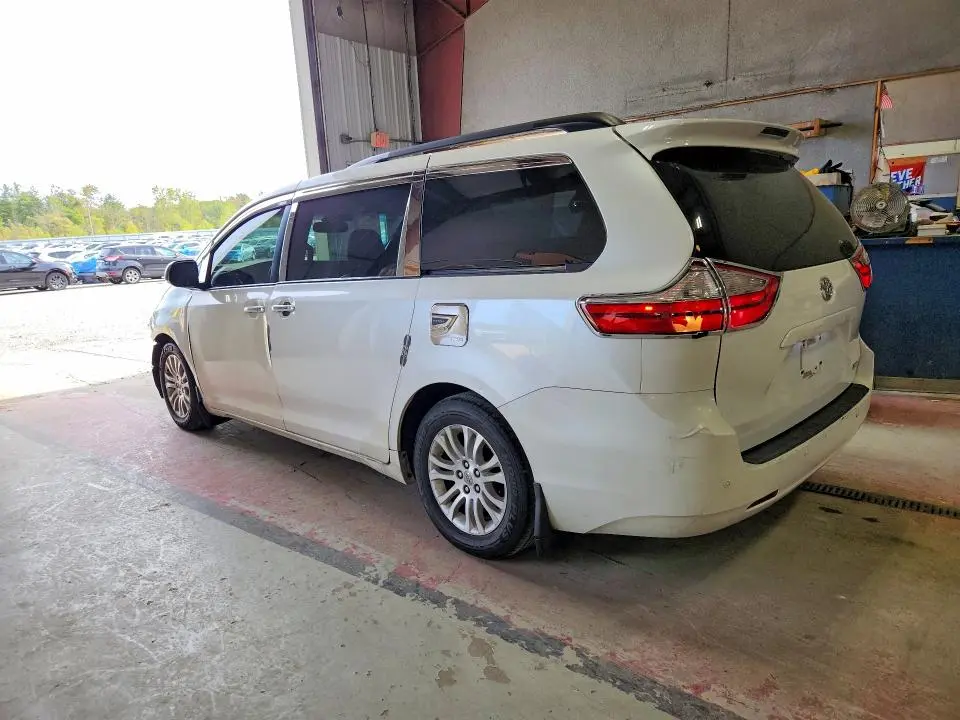 2015 TOYOTA SIENNA XLE 8-PASSENGER  