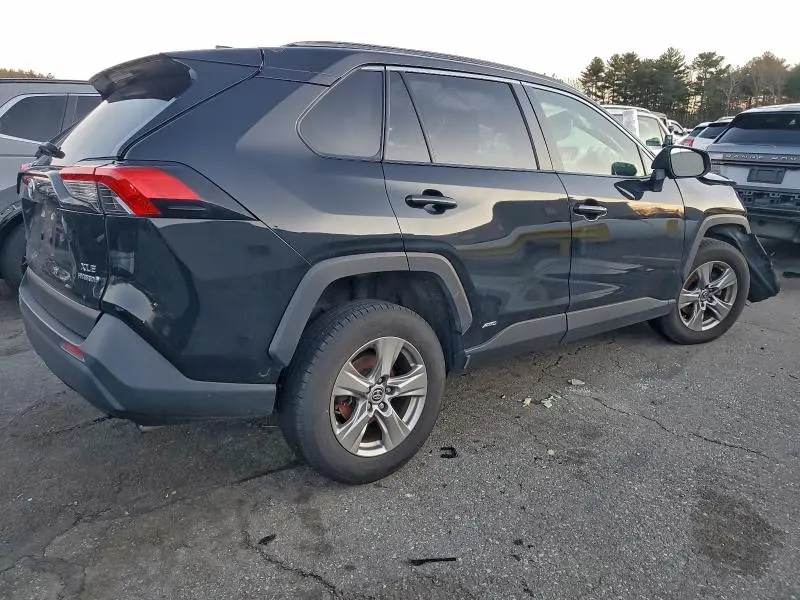 2022 TOYOTA RAV4 XLE  