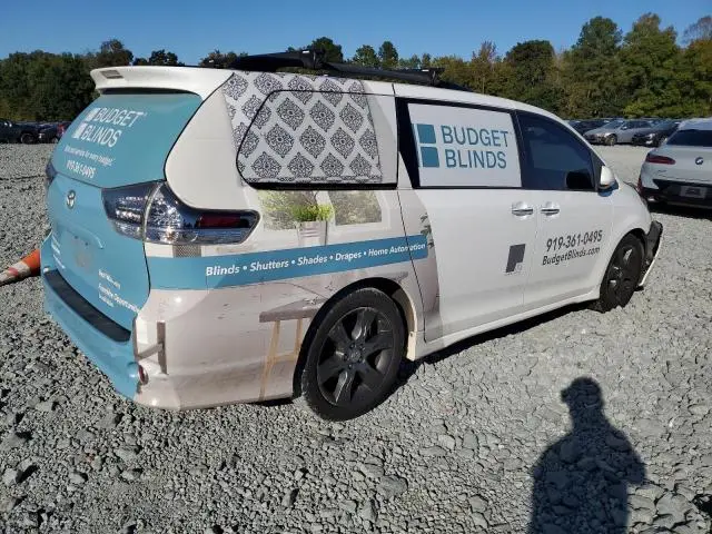 2016 TOYOTA SIENNA SE  