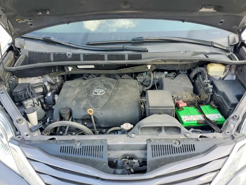 2017 TOYOTA SIENNA LE  