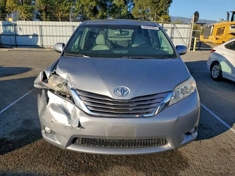 2017 TOYOTA SIENNA XLE  