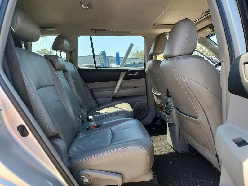 2013 TOYOTA HIGHLANDER SE  