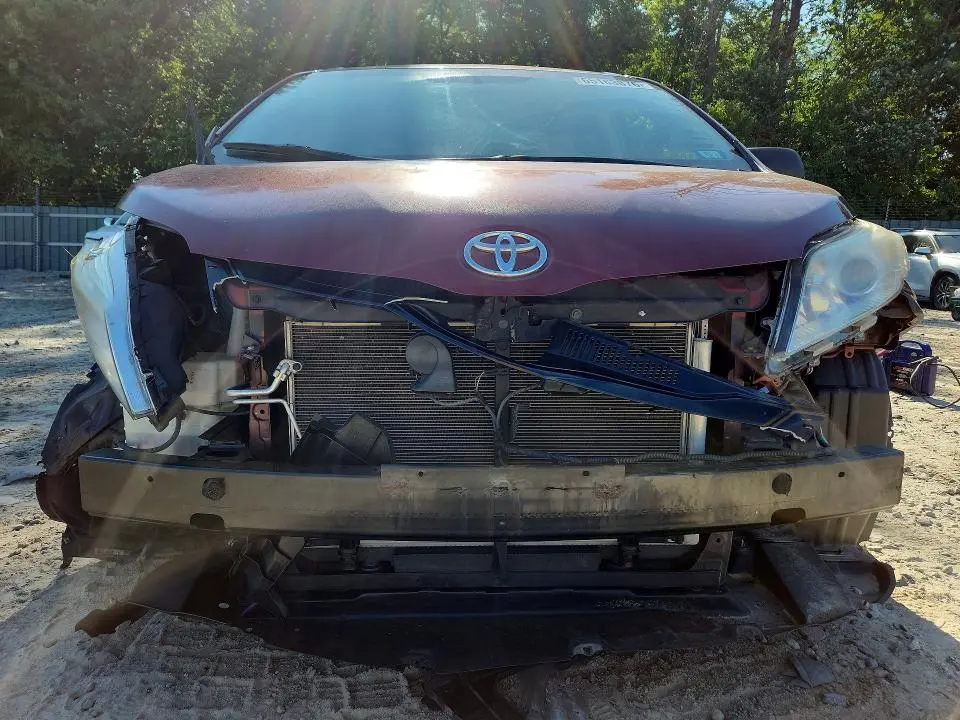2013 TOYOTA SIENNA LE  