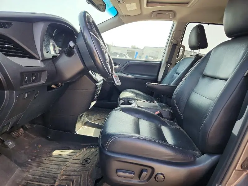 2017 TOYOTA SIENNA SE  
