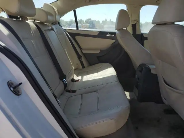 2011 VOLKSWAGEN JETTA SE  