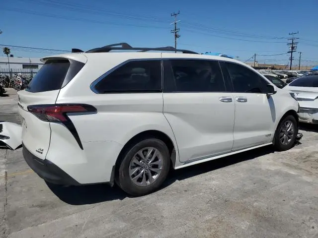 2021 TOYOTA SIENNA XLE  