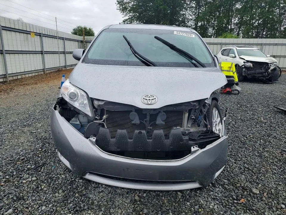 2015 TOYOTA SIENNA LE  