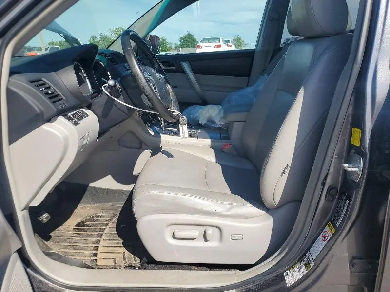 2011 TOYOTA HIGHLANDER SE  