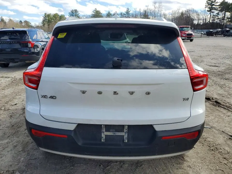 2020 VOLVO XC40 T4 MOMENTUM  