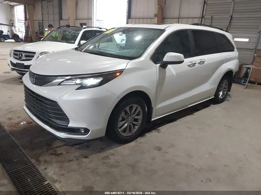 2025 TOYOTA SIENNA XLE