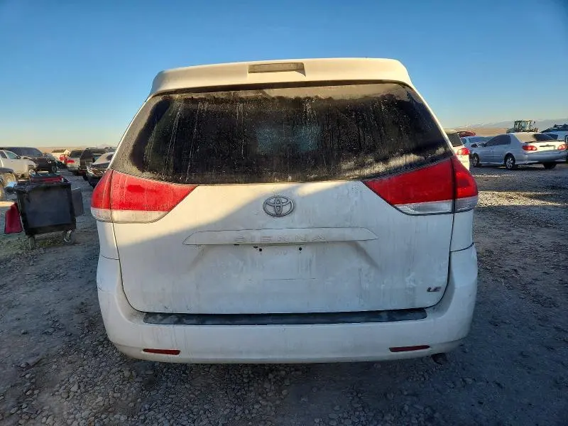 2013 TOYOTA SIENNA LE  