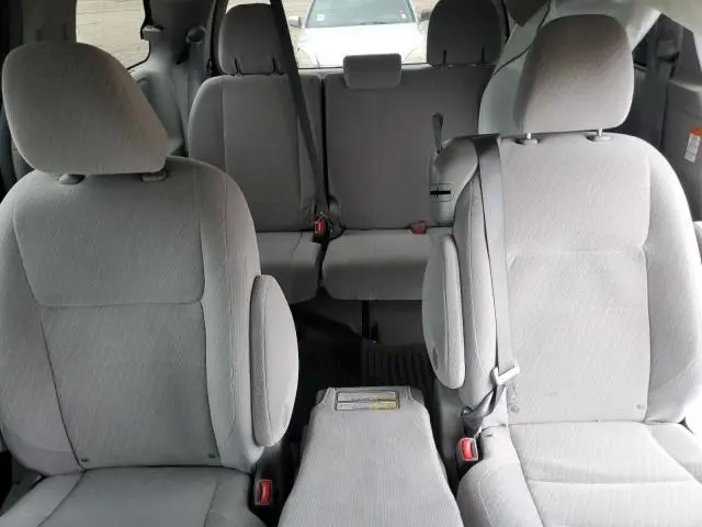 2017 TOYOTA SIENNA LE  