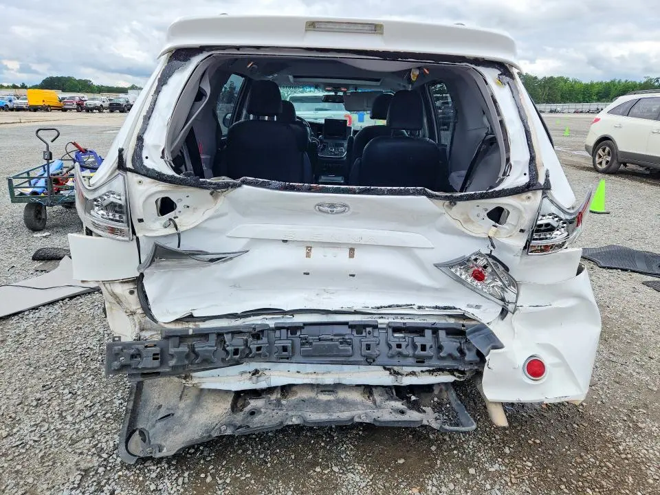 2017 TOYOTA SIENNA SE  