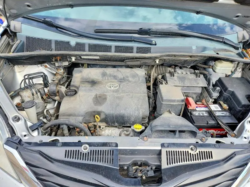 2014 TOYOTA SIENNA LE  