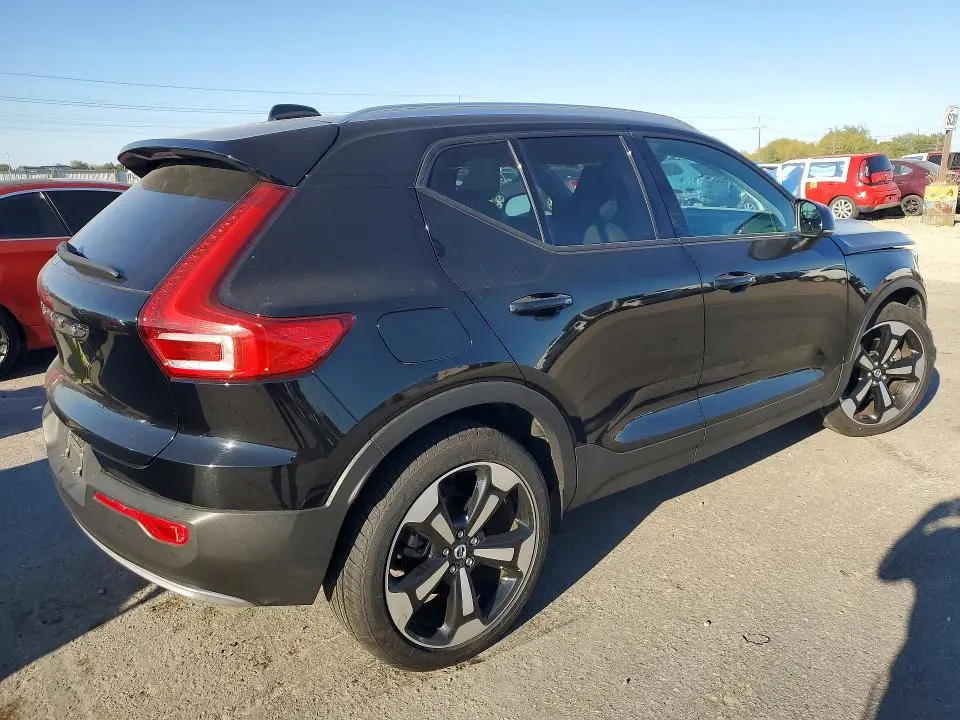 2022 VOLVO XC40 T5 MOMENTUM  