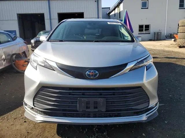 2022 TOYOTA SIENNA XLE  